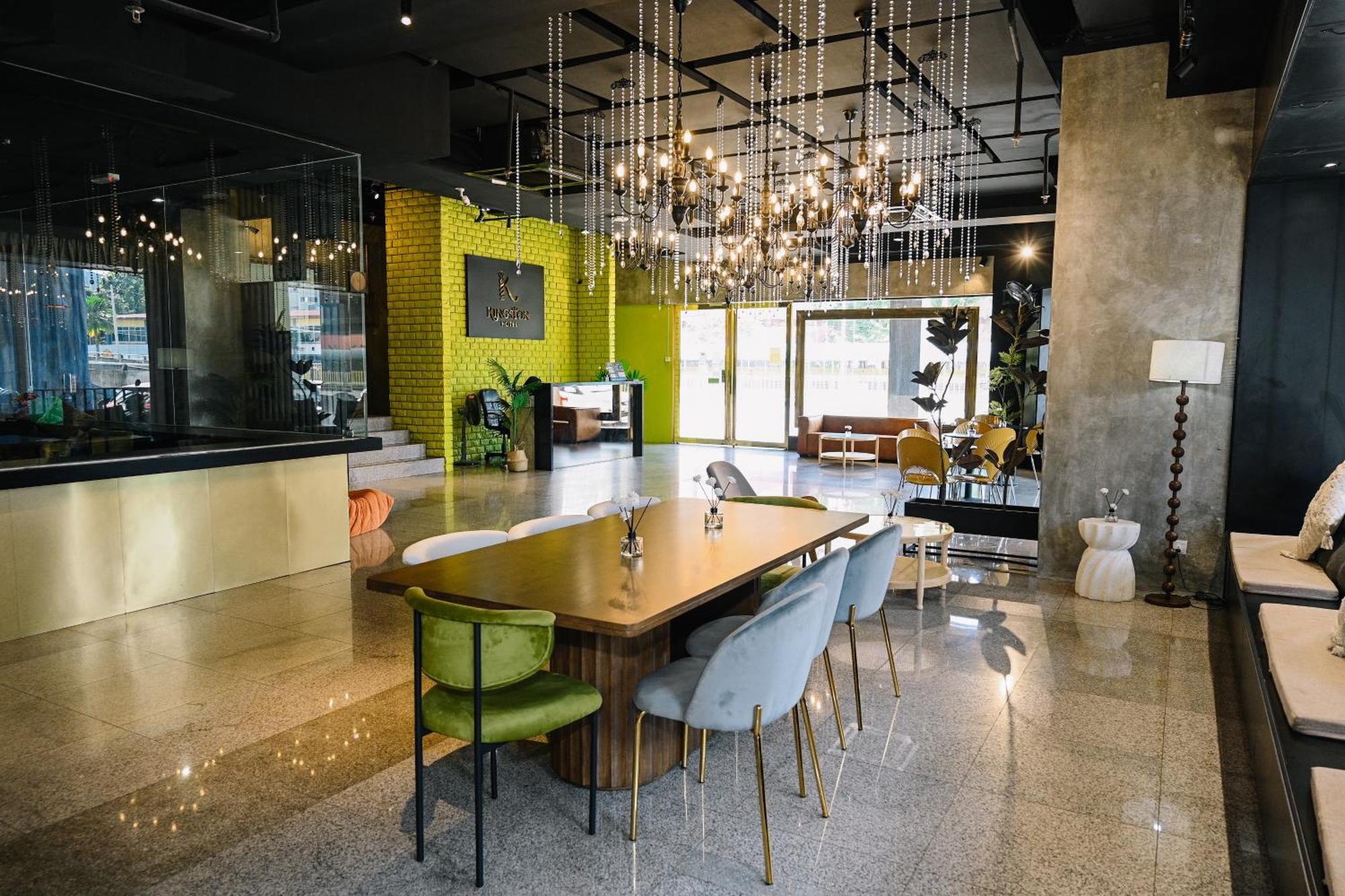Kingston 4, Trx Hotel
